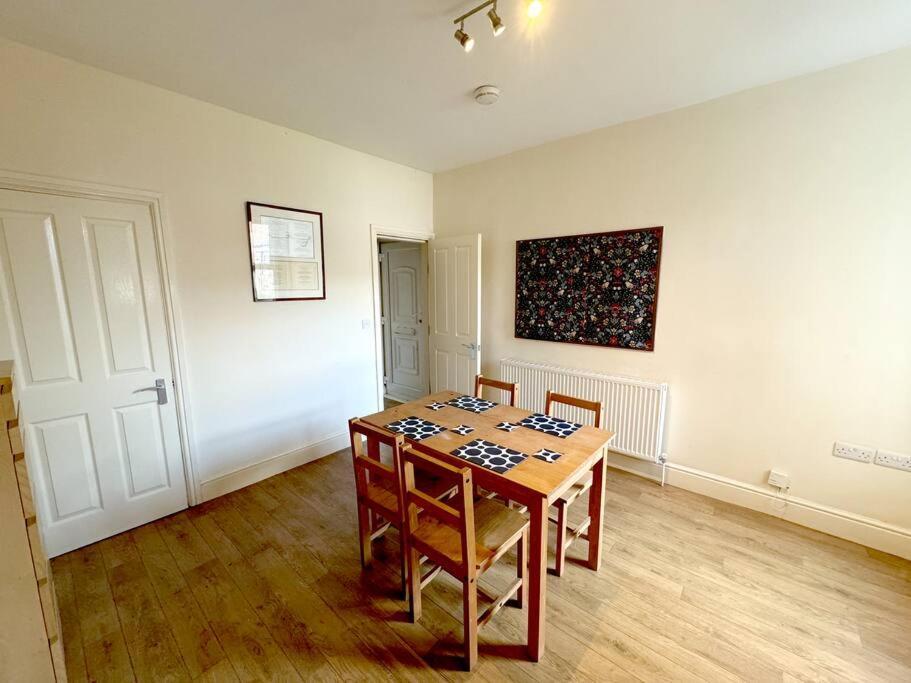 Apartment Large 4br House Bustling Location Sheffield