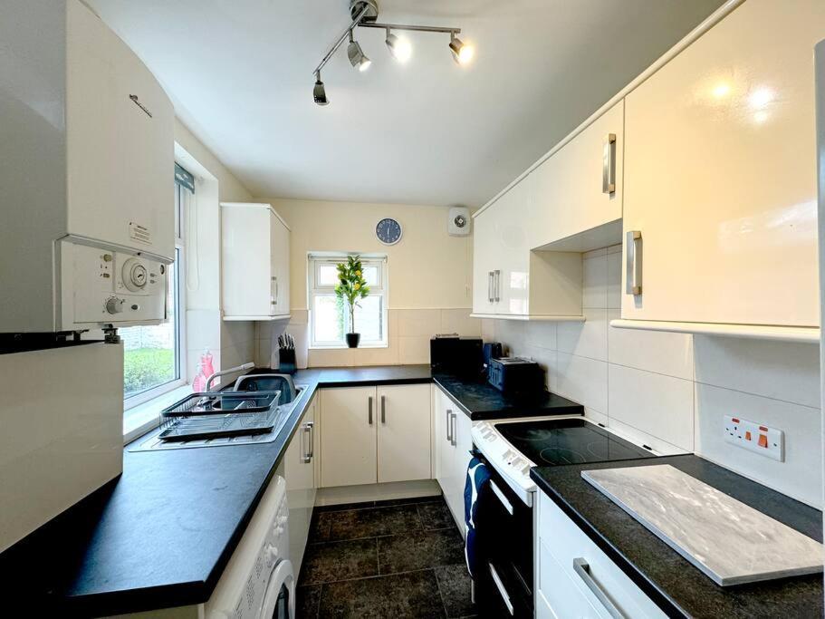 Large 4br House Bustling Location Sheffield