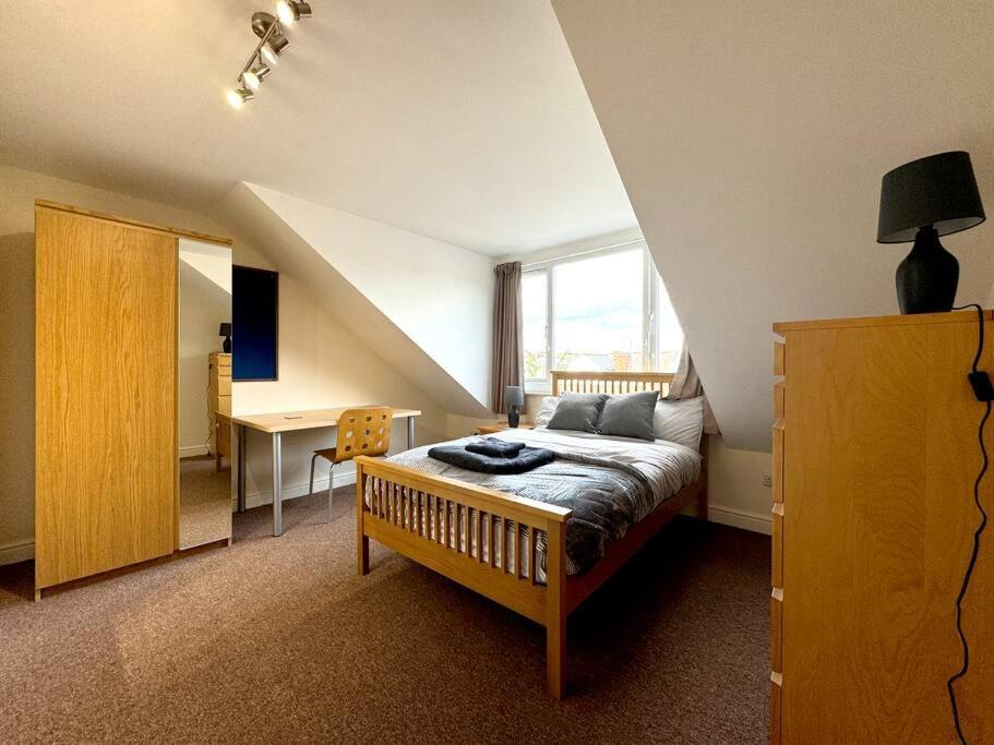 Large 4br House Bustling Location Sheffield