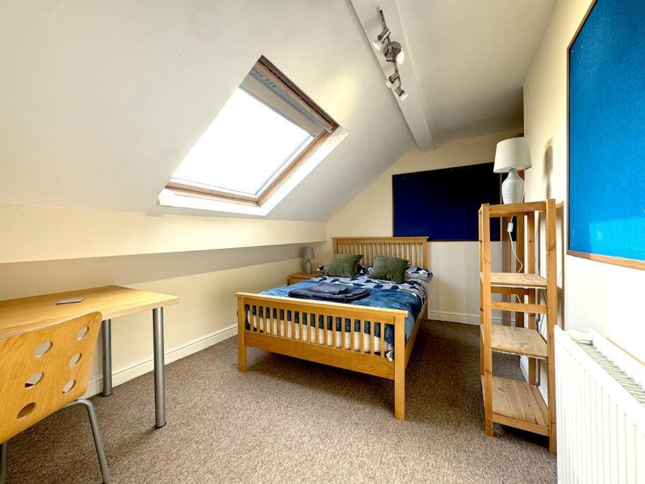 Large 4br House Bustling Location Sheffield