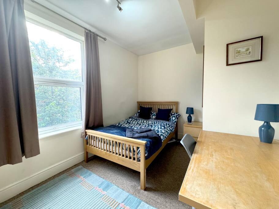 Large 4br House Bustling Location Apartment Sheffield